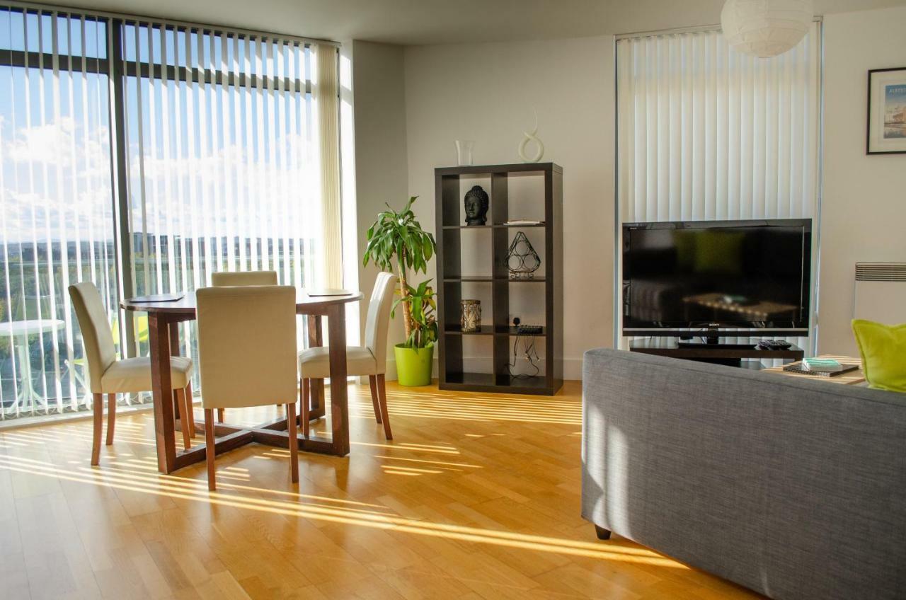 Serviced Apartment In Liverpool City Centre - Free Parking - Balcony - By Happy Days Екстер'єр фото