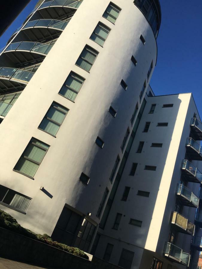 Serviced Apartment In Liverpool City Centre - Free Parking - Balcony - By Happy Days Екстер'єр фото